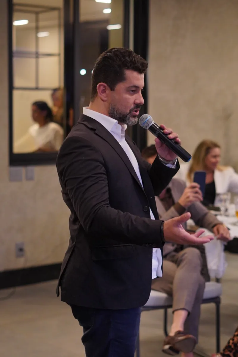 Fábio Valois orientando empresários durante encontro de mentoria