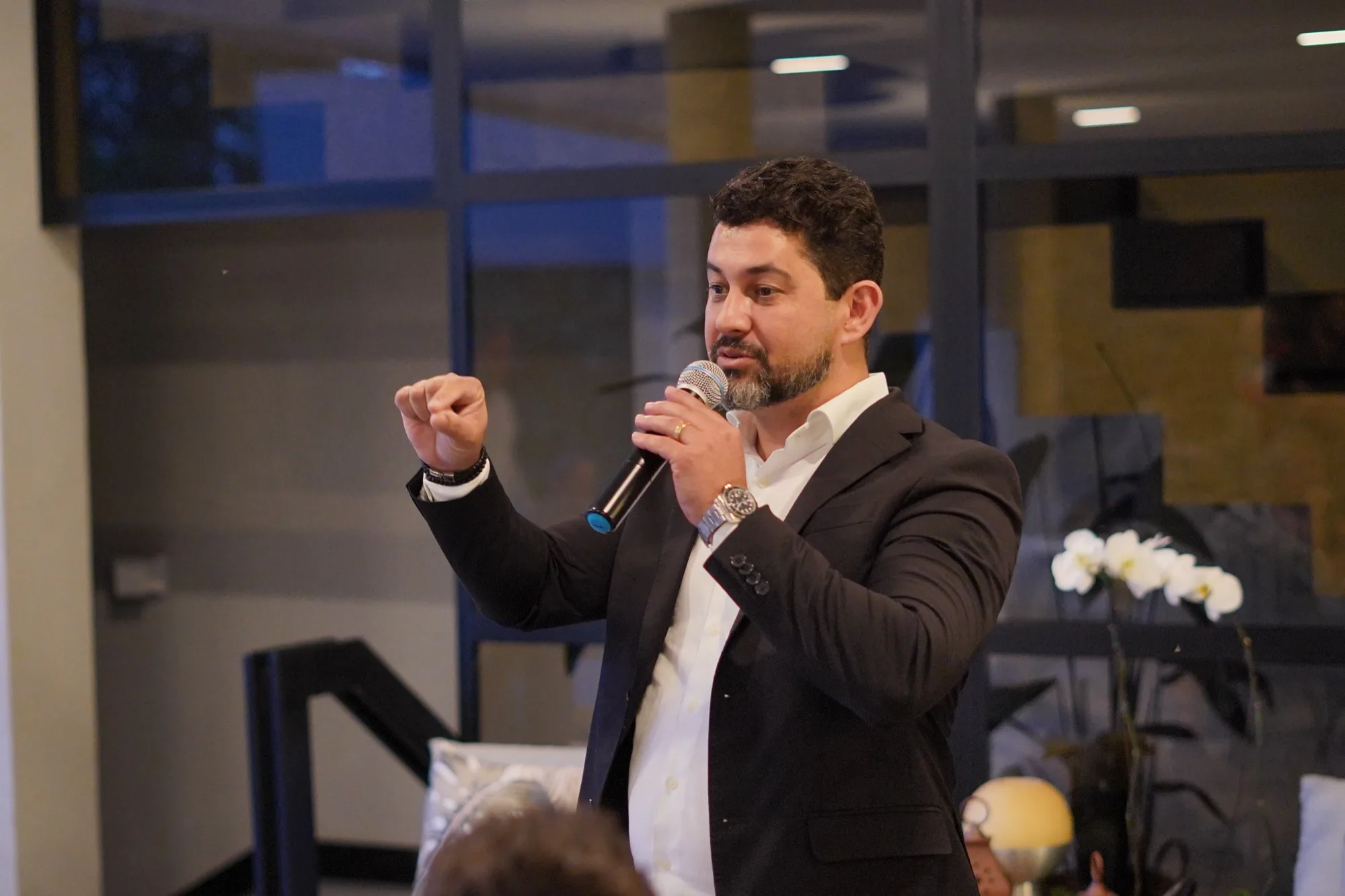 Fábio Valois conduzindo encontro de mentoria com empresários do Grupo Desafio